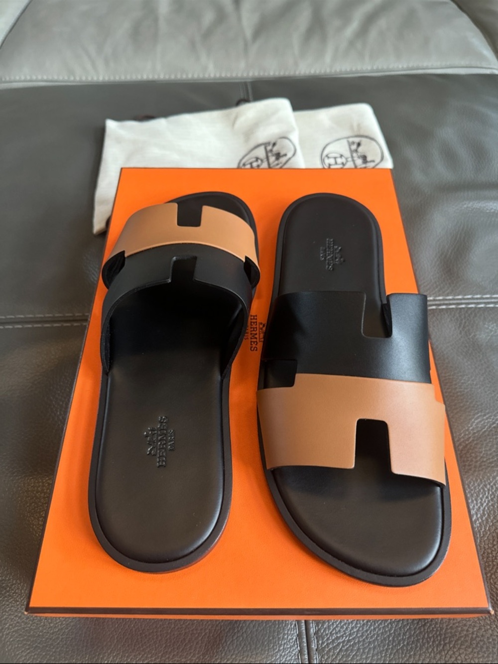 Hermès Two-Tone Leather Slide Sandals - Black & Tan